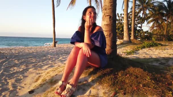 Brünettes Mädchen Der Palme Strand Bei Sonnenuntergang — Stockvideo