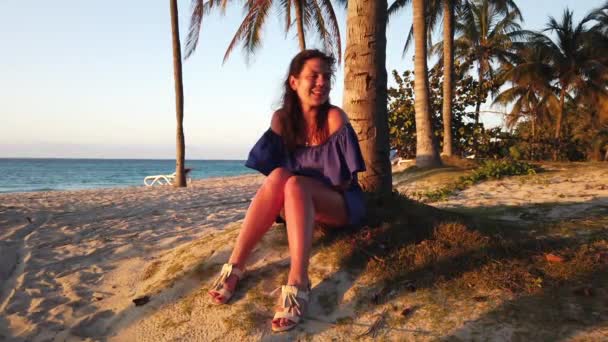 Brünettes Mädchen Der Palme Strand Bei Sonnenuntergang — Stockvideo