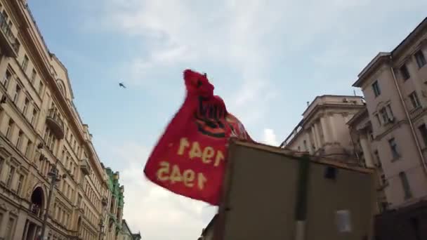 ロシア モスクワ 2019年5月9日 行列不滅連隊 大祖国戦争の兵士の偉業を永続させるための市民イニシアチブ 勇気と英雄主義の記憶を保存 — ストック動画