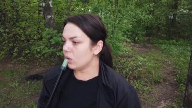Kız adam doğada nargile içiyor