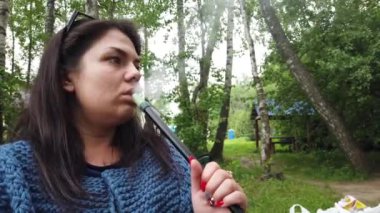 Kız adam doğada nargile içiyor