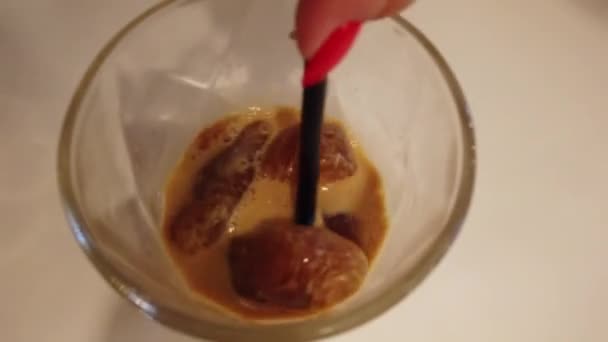 Nahaufnahme Das Glas Eiskaffee — Stockvideo