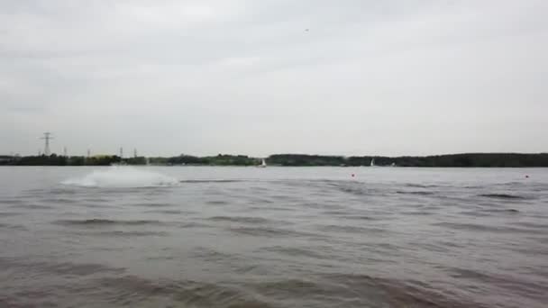 Scooterı Scooter Nehir Üzerinde Yüzer — Stok video
