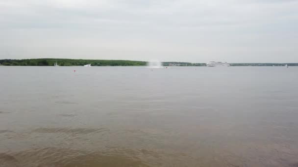 Man Het Vliegende Bord Rivier Waterstraal Spray Man Het Vliegende — Stockvideo