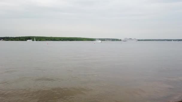 Człowiek Pokładzie Latającego Nad Rzeką Rozpylony Strumień Wody Człowiek Pokładzie — Wideo stockowe