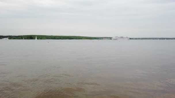 Man Het Vliegende Bord Rivier Waterstraal Spray Man Het Vliegende — Stockvideo