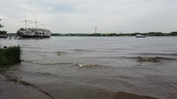 Barco Madera Amarrado Orilla Barco Flotando Río — Vídeo de stock