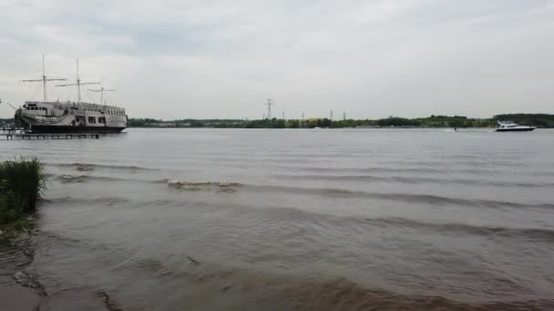 Houten Schip Afgemeerd Aan Kust Een Boot Drijvend Rivier — Stockvideo