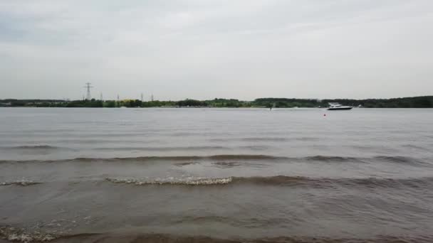 Barco Madera Amarrado Orilla Barco Flotando Río — Vídeo de stock