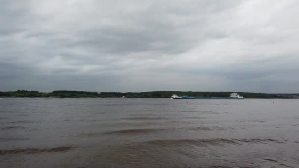 川の出荷 貨物との割り当ては川の上にあります 曇り空の夏の晴れた日に川に船 — ストック動画