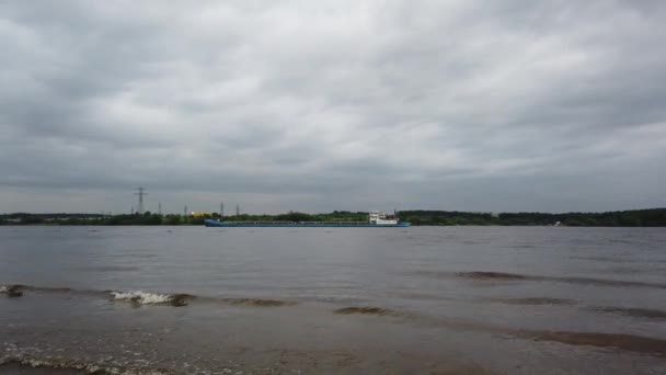 Flussschifffahrt Barge Mit Fracht Ist Auf Dem Fluss Schiff Auf — Stockvideo