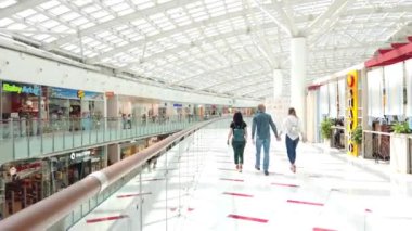 Moskova, Rusya, Temmuz 2019: Aviapark alışveriş merkezinin içi. Alışveriş merkezinde yürüyen merdiven. İnsanlar hafta sonlarını alışveriş merkezinde geçirir ve tatil hediyesi alışverişi yapar..