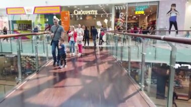 Moskova, Rusya, Temmuz 2019: Aviapark alışveriş merkezinin içi. Alışveriş merkezinde yürüyen merdiven. İnsanlar hafta sonlarını alışveriş merkezinde geçirir ve tatil hediyesi alışverişi yapar..