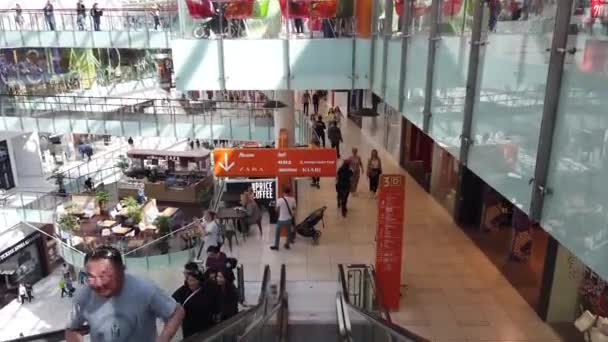 俄罗斯莫斯科，2019年7月：阿维亚帕克购物中心内部。购物中心的自动扶梯与人。人们在购物中心度过周末，做节日礼物购物. — 图库视频影像