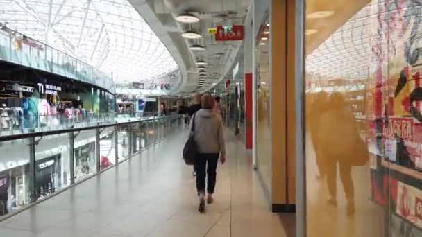 Moscou, Russie, juillet 2019 : Intérieur du centre commercial Aviapark. Escalator dans le centre commercial avec des gens. Les gens passent leurs week-ends au centre commercial et font des achats de cadeaux de vacances . — Video