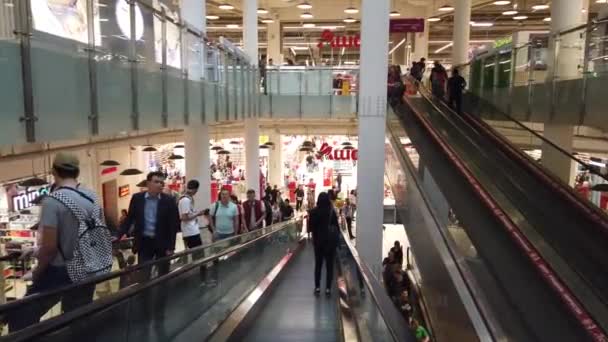 Moskva, Rusko, červenec 2019: interiér obchodního centra Aviapark. Eskalátor v nákupním středisku s lidmi. Lidé tráví víkendy v obchoďáku a dělají prázdninový dar nakupování. — Stock video