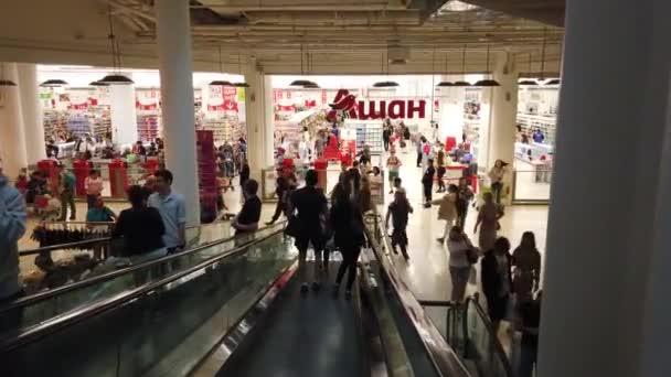 Moscú, Rusia, julio de 2019: Interior del centro comercial Aviapark. Escaleras mecánicas en el centro comercial con gente. La gente pasa sus fines de semana en el centro comercial y hace compras de regalos navideños. . — Vídeos de Stock