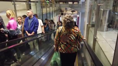 Moskova, Rusya, Temmuz 2019: Aviapark alışveriş merkezinin içi. Alışveriş merkezinde yürüyen merdiven. İnsanlar hafta sonlarını alışveriş merkezinde geçirir ve tatil hediyesi alışverişi yapar..