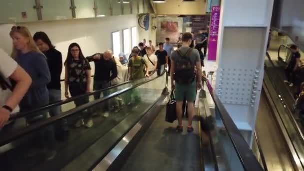 Moscú, Rusia, julio de 2019: Interior del centro comercial Aviapark. Escaleras mecánicas en el centro comercial con gente. La gente pasa sus fines de semana en el centro comercial y hace compras de regalos navideños. . — Vídeos de Stock