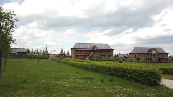 Vecchia grande chiesa ortodossa in legno . — Video Stock