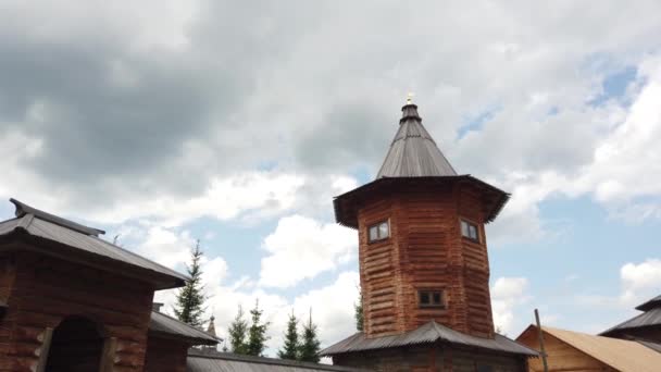 Παλαιά μεγάλη ξύλινη Ορθόδοξη εκκλησία. — Αρχείο Βίντεο