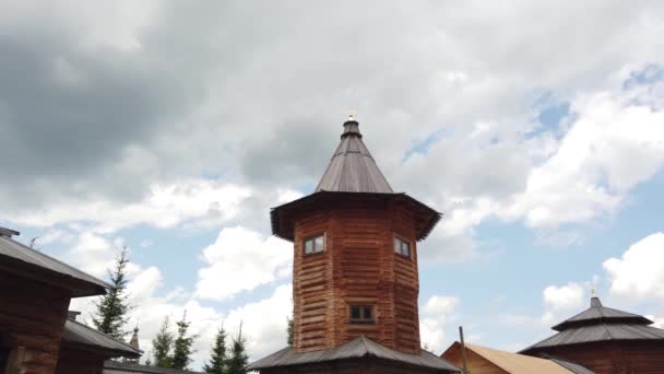 Starý velký dřevěný pravoslavný kostel. — Stock video