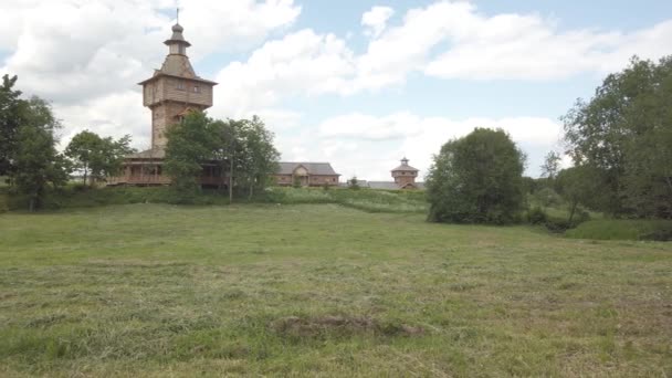 Alte große orthodoxe Holzkirche. — Stockvideo