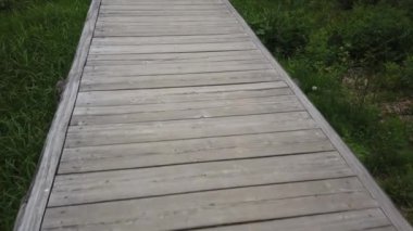 Yavaş çekim eski bir ahşap köprü kablolama. Köprü sert ahşap tahtalardan yapılmıştır..