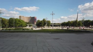 Moskova - Temmuz, 2019: Vdnkh parkında insanlar..