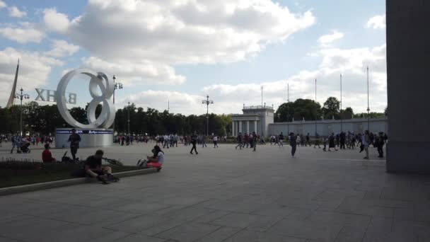 Moscou Juillet 2019 Personnes Dans Parc Vdnkh Exposition Des Réalisations — Video