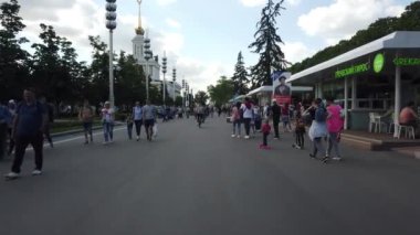 Moskova - Temmuz, 2019: Vdnkh parkında insanlar..