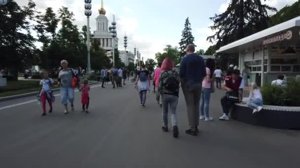 Москва Июль 2019 Люди Парке Вднх Выставка Достижений Народного Хозяйства — стоковое видео