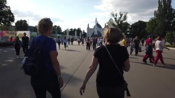 Moscú Julio 2019 Personas Parque Vdnkh Exposición Logros Economía Nacional — Vídeos de Stock