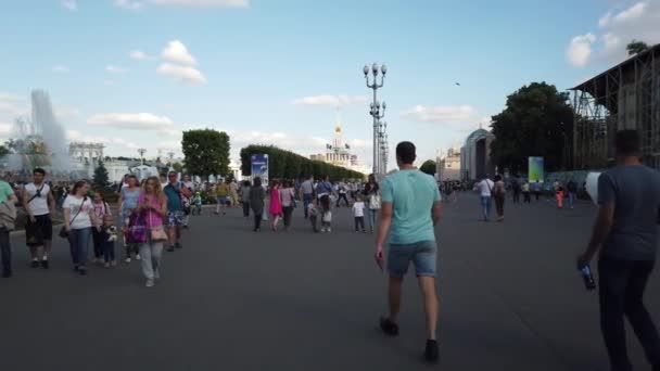 Москва Июль 2019 Люди Парке Вднх Выставка Достижений Народного Хозяйства — стоковое видео