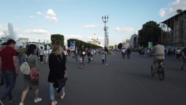 Moscú Julio 2019 Personas Parque Vdnkh Exposición Logros Economía Nacional — Vídeo de stock