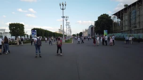 모스크바 2019 Vdnkh의 공원에있는 사람들 Vdnkh의 전시회 세계에서 박람회 박물관 — 비디오