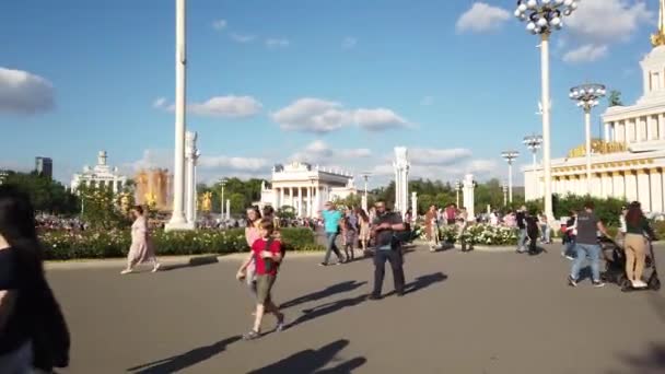 Москва Июль 2019 Люди Парке Вднх Выставка Достижений Народного Хозяйства — стоковое видео