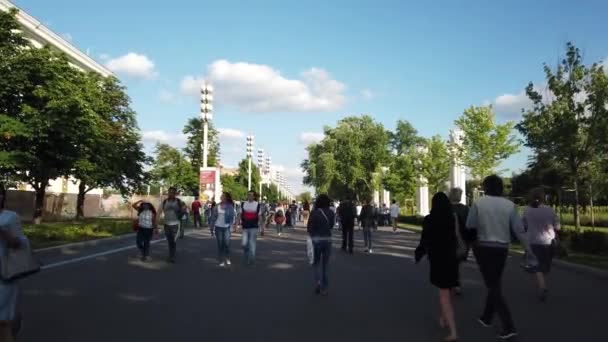 モスクワ 2019年7月 Vdnkhの公園の人々 国家経済Vdnkhの成果の展覧会 世界最大の博覧会 博物館 レクリエーション複合施設 — ストック動画