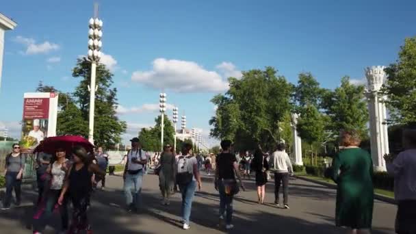 Moscou Juillet 2019 Personnes Dans Parc Vdnkh Exposition Des Réalisations — Video