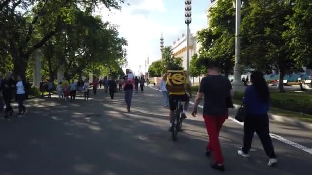 Μόσχα Ιούλιος 2019 Άνθρωποι Στο Πάρκο Του Vdnkh Έκθεση Επιτευγμάτων — Αρχείο Βίντεο