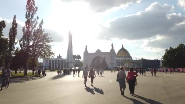モスクワ 2019年7月 Vdnkhの公園の人々 国家経済Vdnkhの成果の展覧会 世界最大の博覧会 博物館 レクリエーション複合施設 — ストック動画