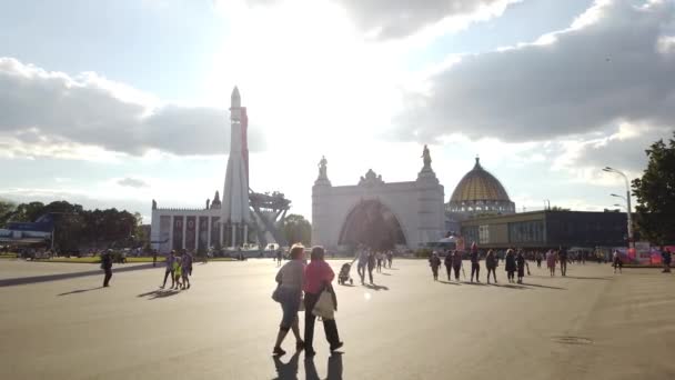 Moskva Červenec 2019 Lidé Parku Vdnkh Výstava Úspěchů Národního Hospodářství — Stock video