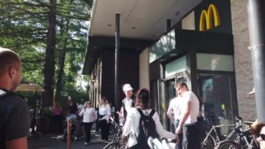 Moskova, Rusya - Temmuz, 2019: Park Vdnkh'te Mcdonald's Restaurant Frontage, Sergi Merkezi.