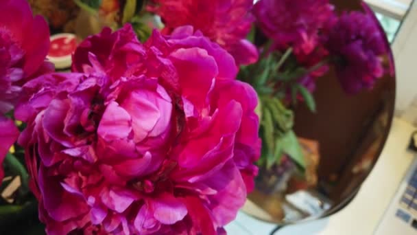 Bouquet Pivoines Rouges Est Sur Table — Video