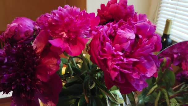 Mazzo Peonie Rosse Casa Sul Tavolo — Video Stock