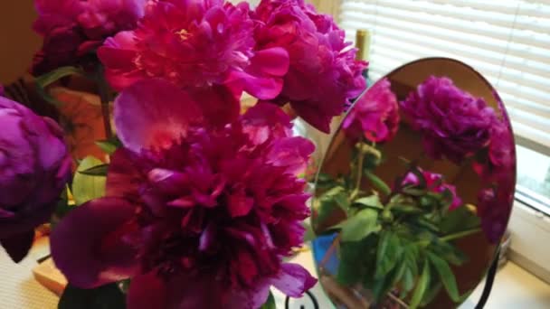 Bouquet Pivoines Rouges Est Sur Table — Video