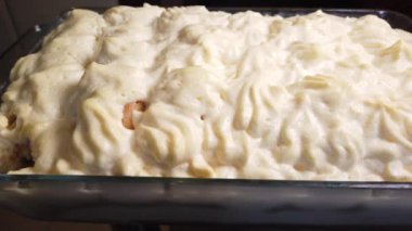Ev yapımı tiramisu, geleneksel İtalyan tatlı pasta. Pastayı kesmeye