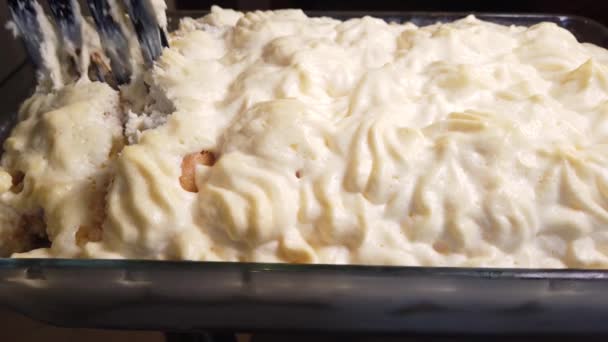 Huisgemaakte Tiramisu Taart Traditioneel Italiaans Dessert Snijden Taart — Stockvideo