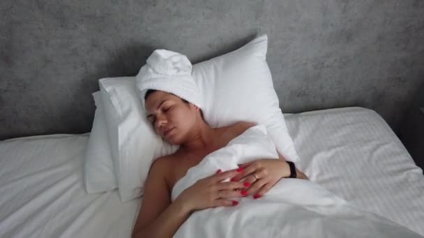 Hermosa Joven Está Durmiendo Una Almohada Blanca Despierta Estira Sonríe — Vídeo de stock