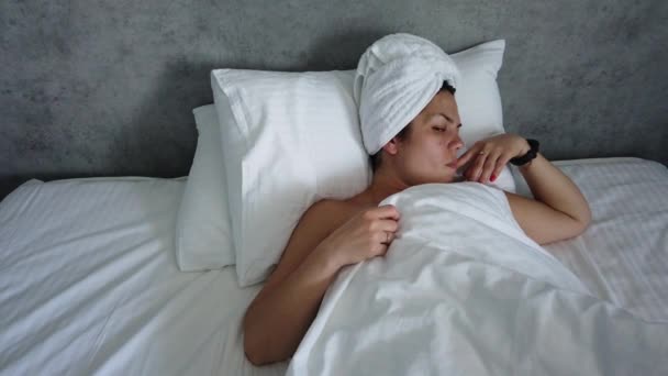 Красива Молода Дівчина Спить Білій Подушці Вона Прокидається Розтягується Посміхається — стокове відео